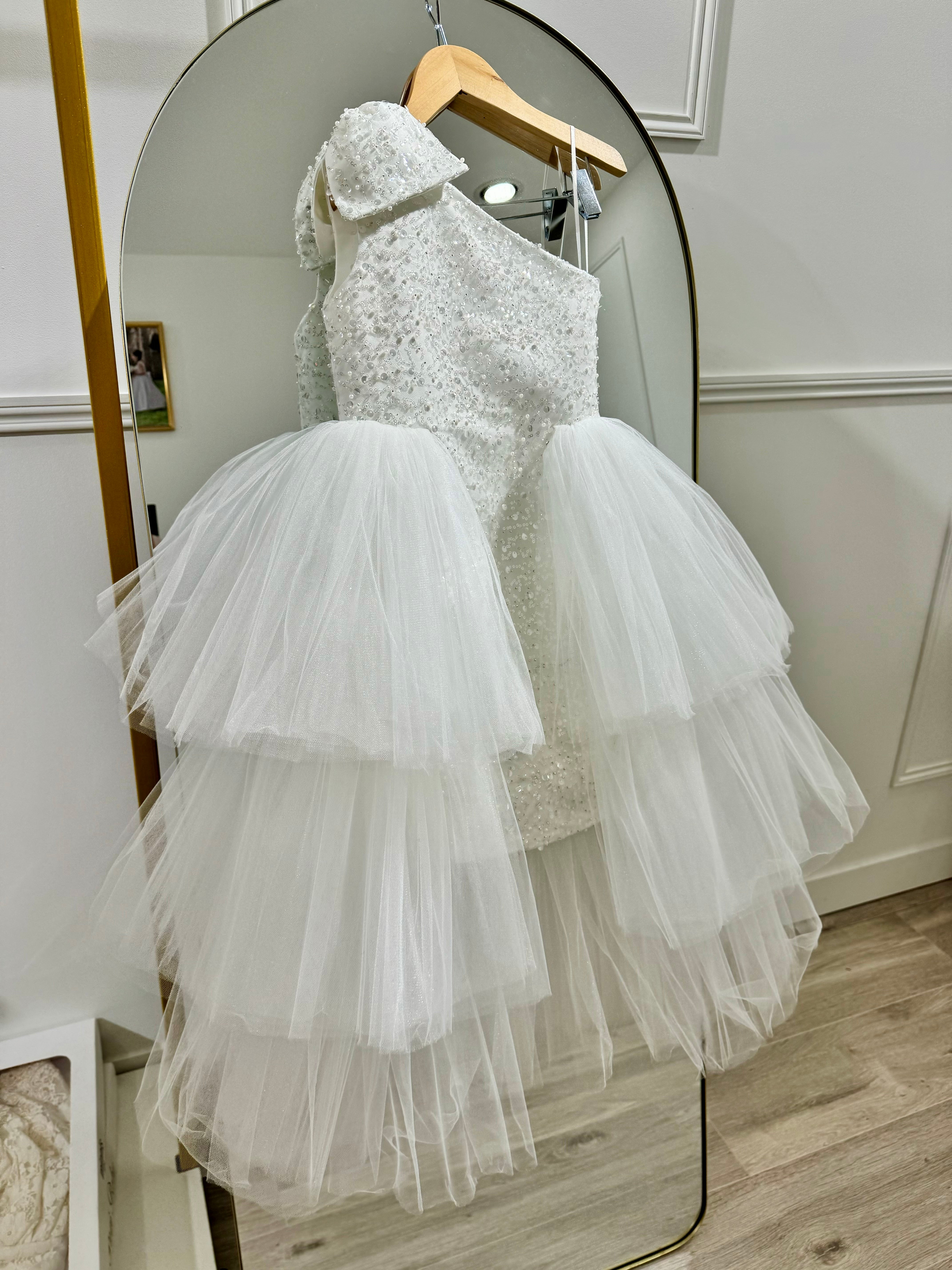 Amelia - Robe asymétrique en sequins avec traine en tulle
