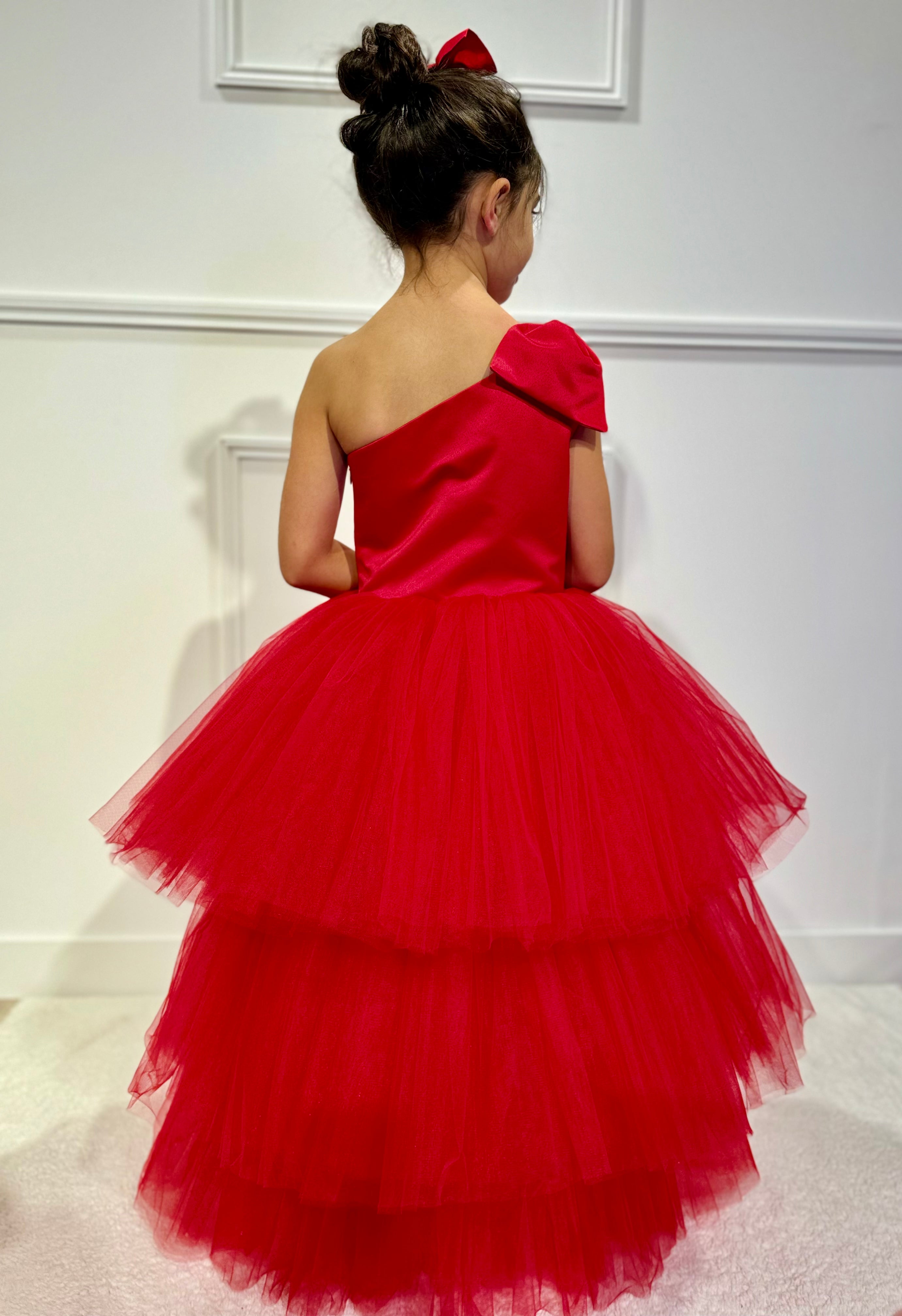 Amelia - Robe asymétrique en satin pour enfant avec traine en tulle
