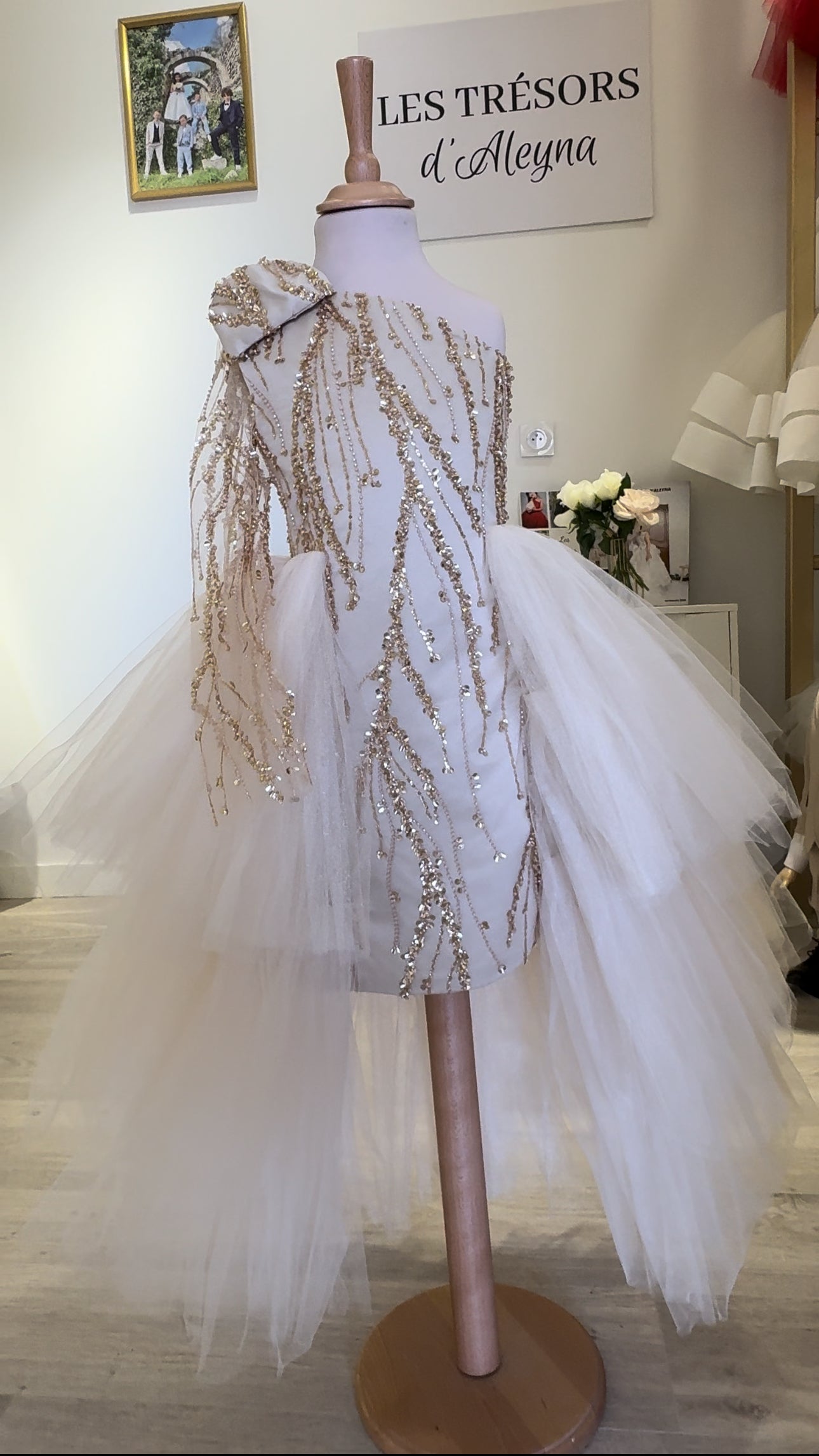 Sienna- Robe de cérémonie dorée asymétrique ornée de perles et strass avec traine en tulle pour fille