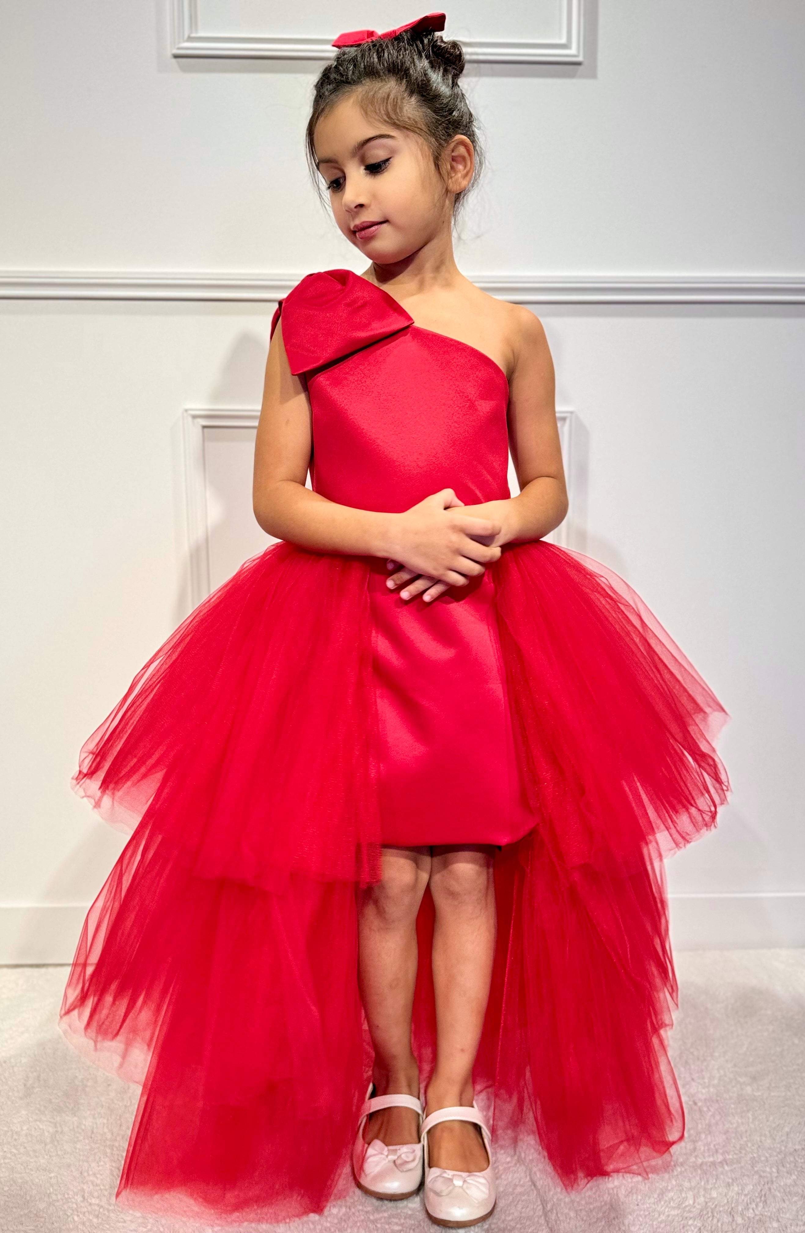 Amelia - Robe asymétrique en satin pour enfant avec traine en tulle