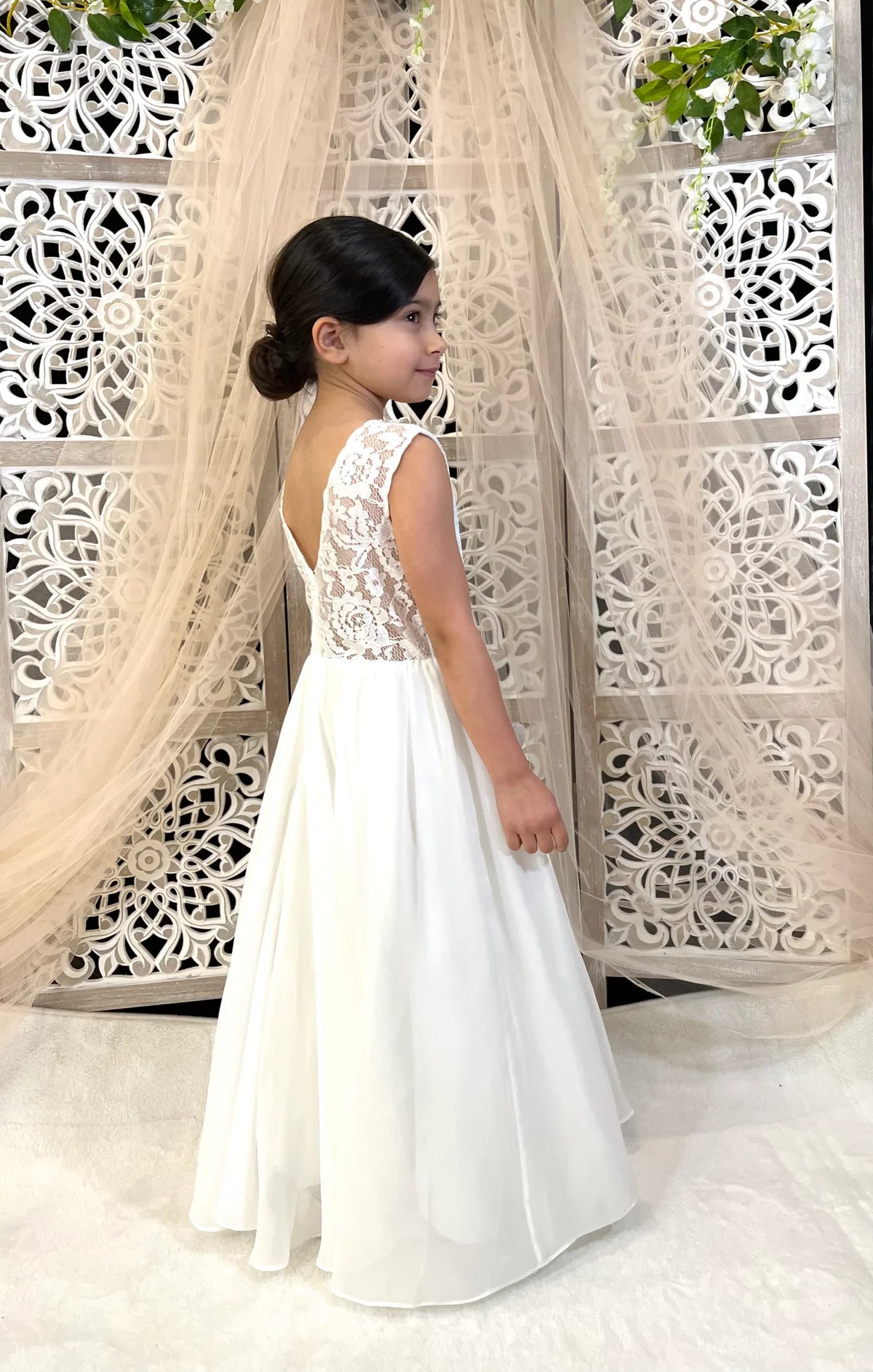 Ava - Robe blanche de cérémonie fluide avec dentelle
