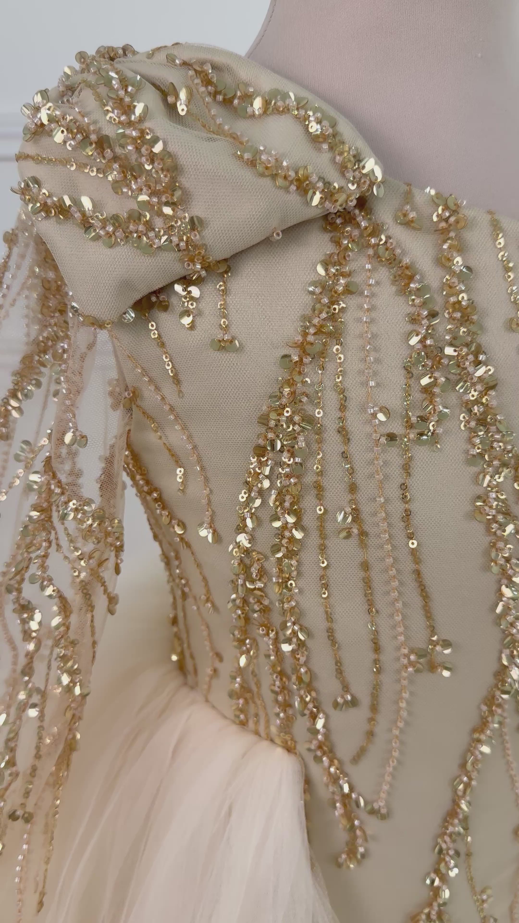 Sienna- Robe dorée de cérémonie asymétrique ornée de perles et strass avec traine en tulle pour fille