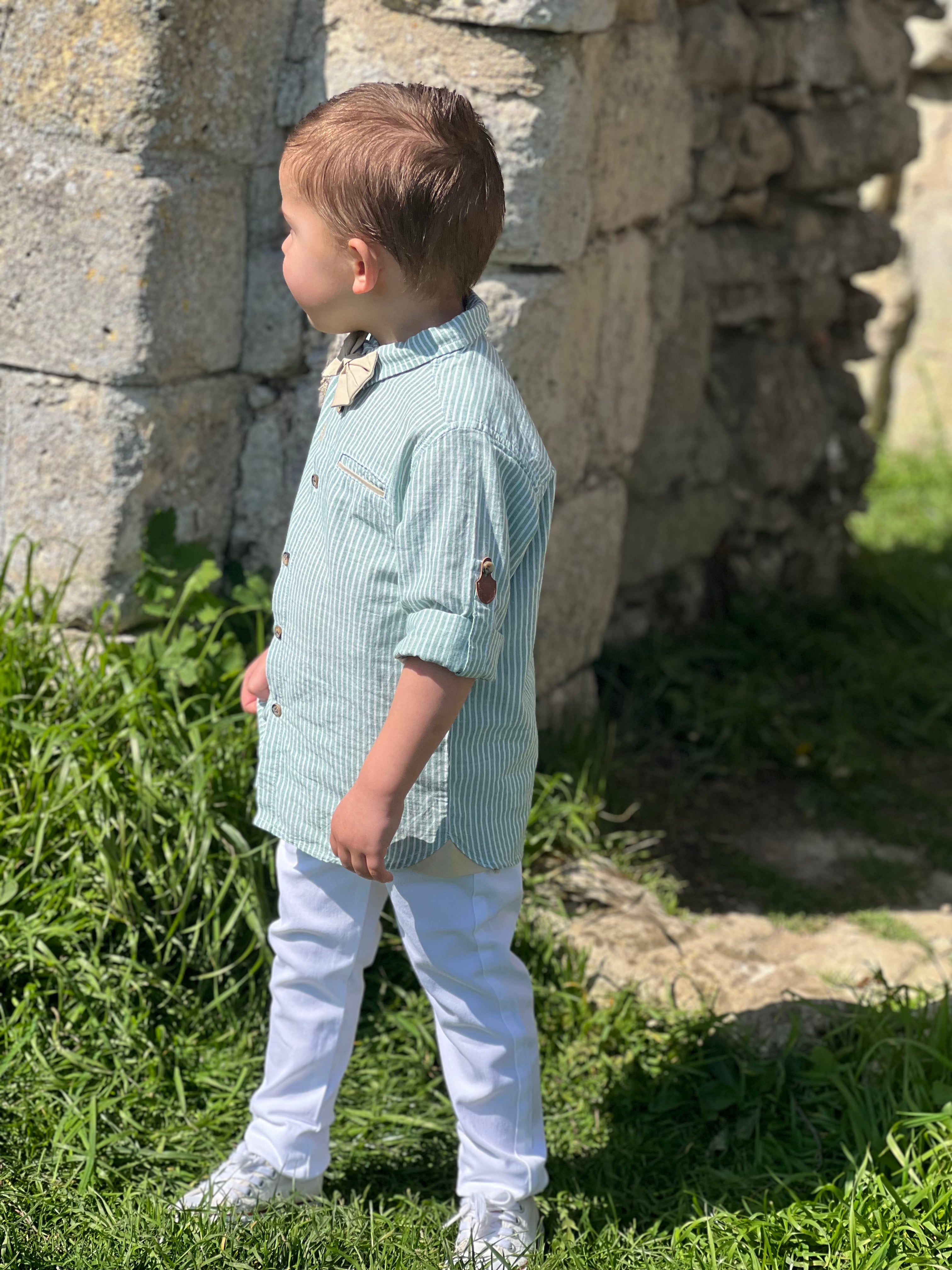 Timothée - Chemise vert pastel à rayures blanches pour garçon avec noeud de papillon beige