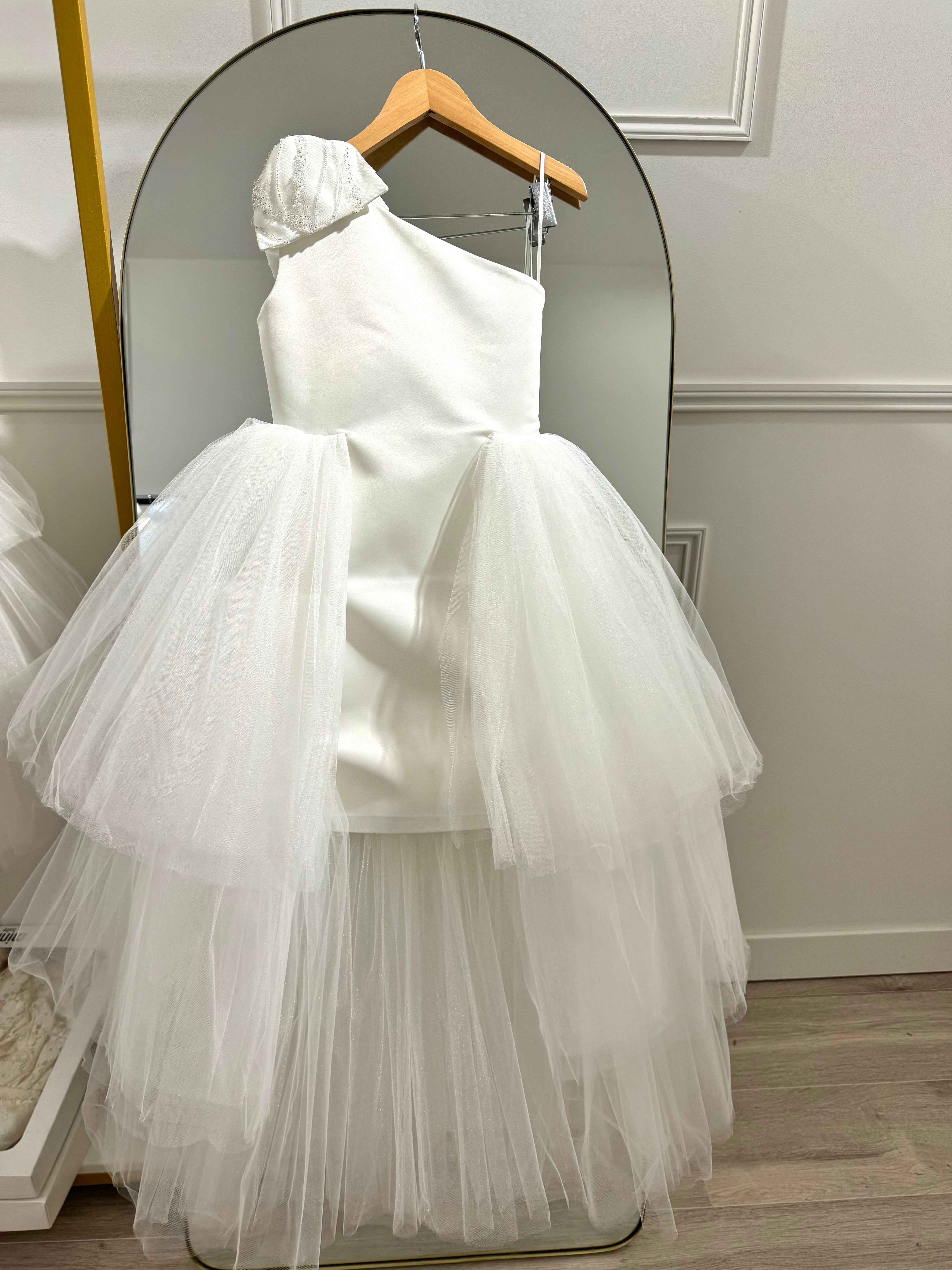 Amelia - Robe asymétrique en satin pour enfant avec traine en tulle