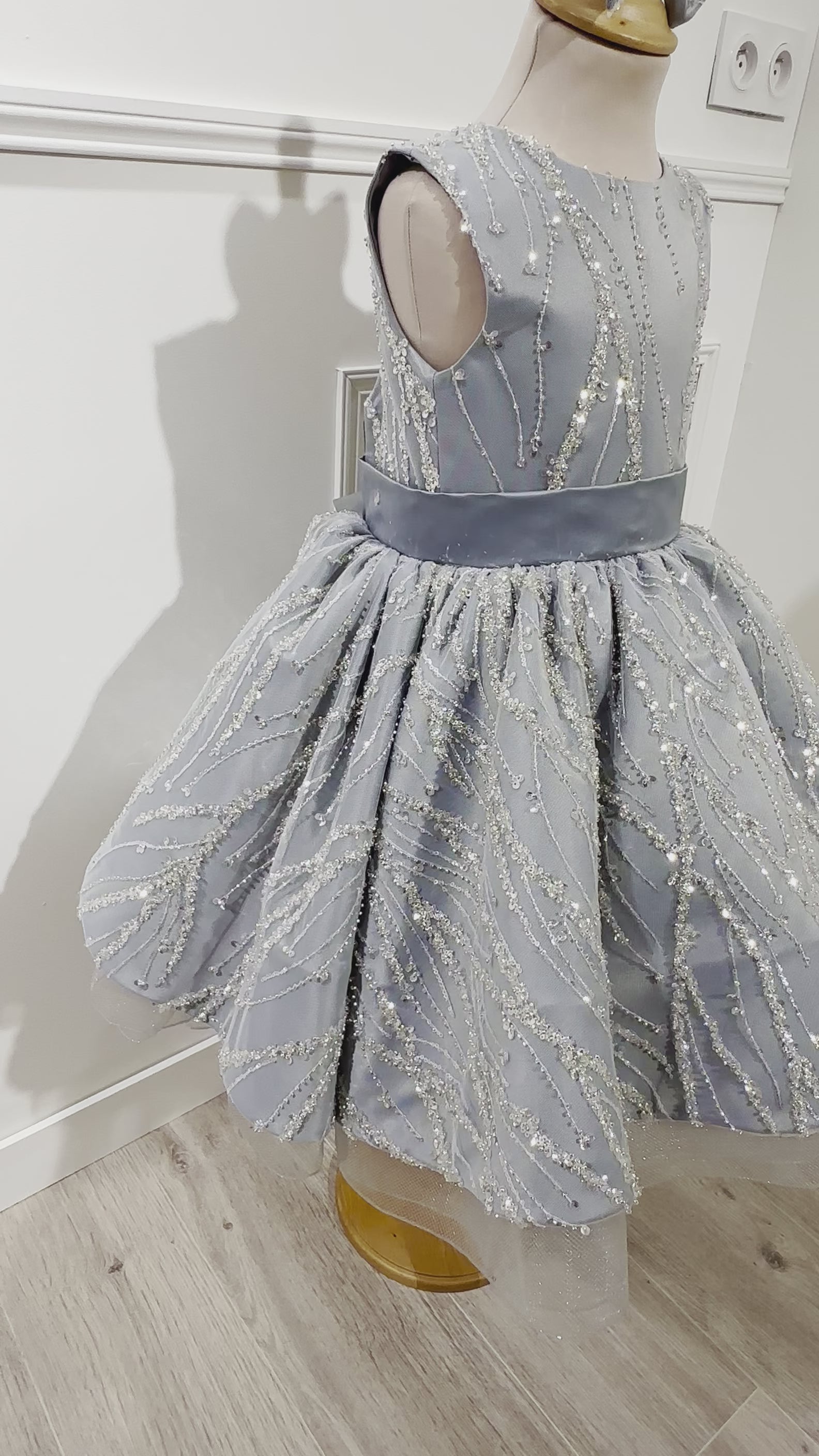 Diamant - Robe prestigieuse ornée de perles et de strass