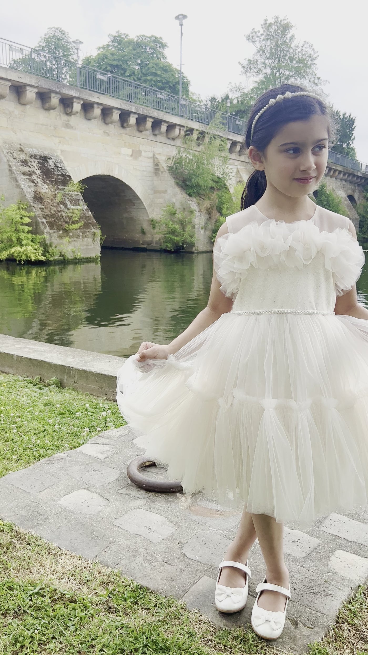 Inaya - Robe pour occasion spéciale en tulle pour fille couleur ivoire ou vert d'eau