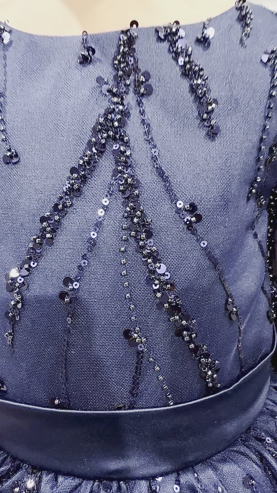 Diamant - Robe prestigieuse avec manches ornées de perles et de strass