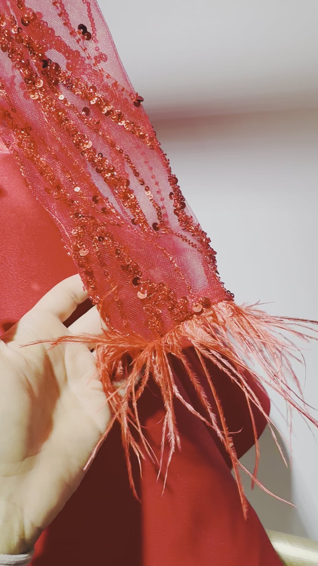 Hana - Robe de cérémonie en satin rouge pour fille avec manches ornée de perles et de strass