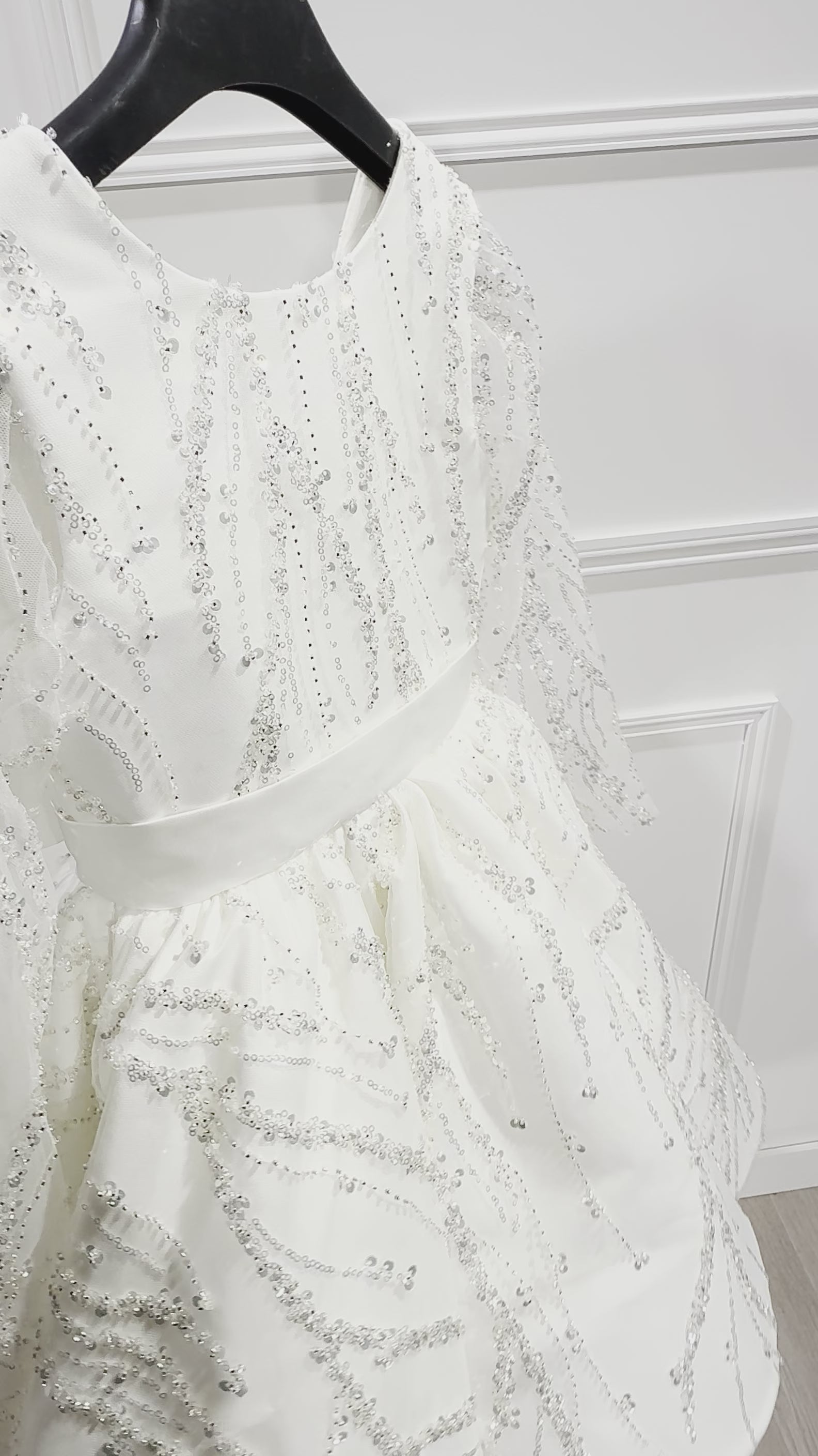 Diamant - Robe prestigieuse avec manches ornées de perles et de strass