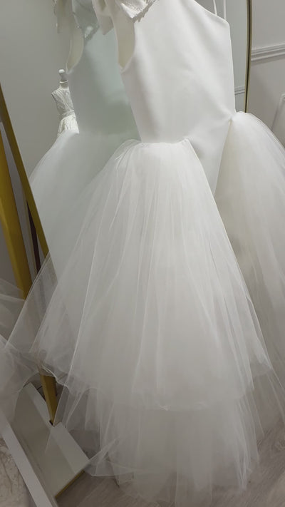 Amelia - Robe asymétrique en satin pour enfant avec traine en tulle