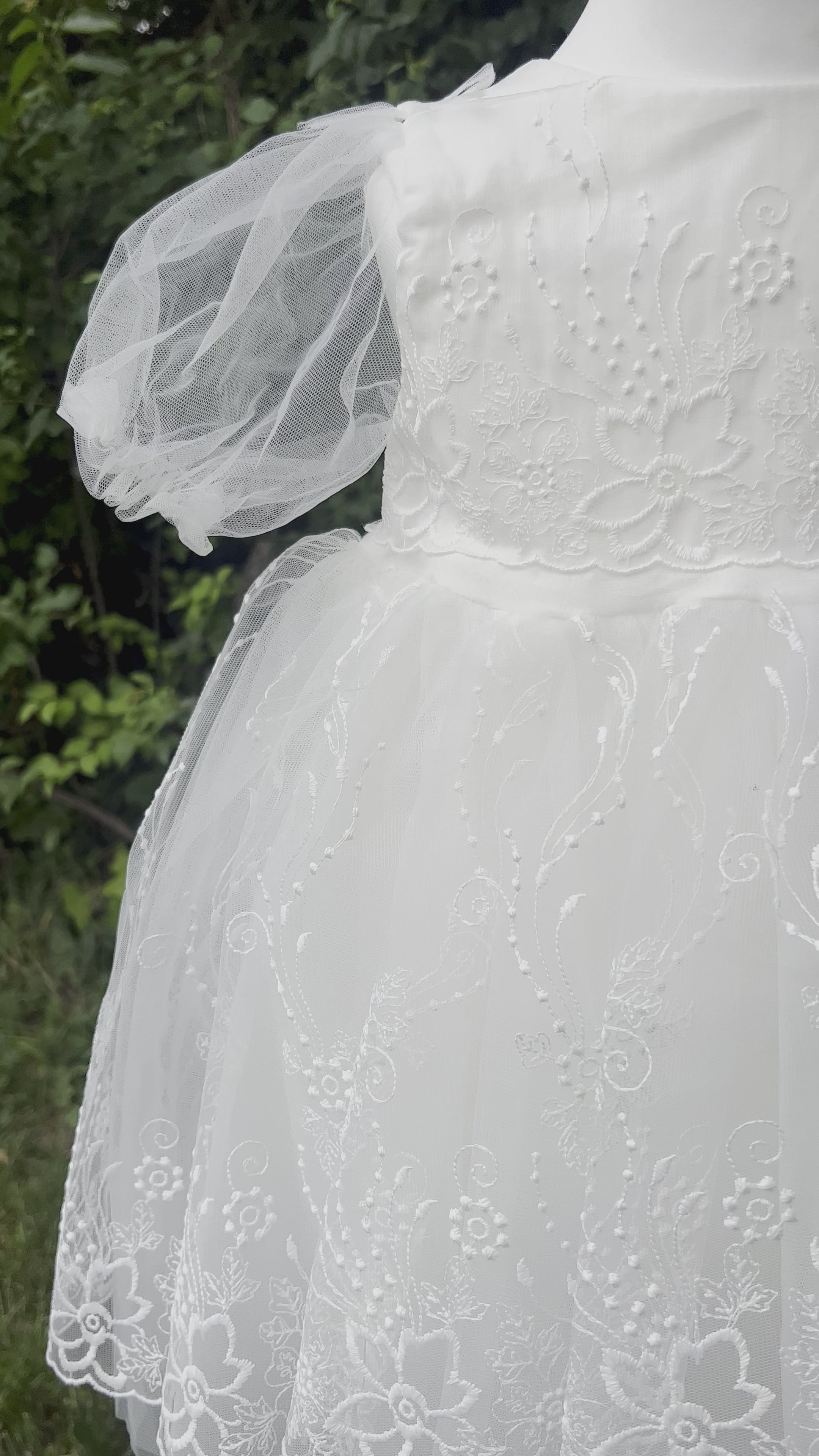Robe bébé à dentelle blanche
