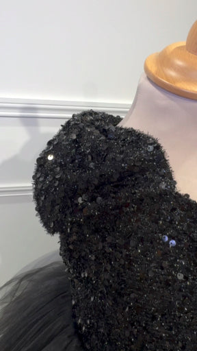 Amelia - Robe asymétrique en sequins avec traine en tulle