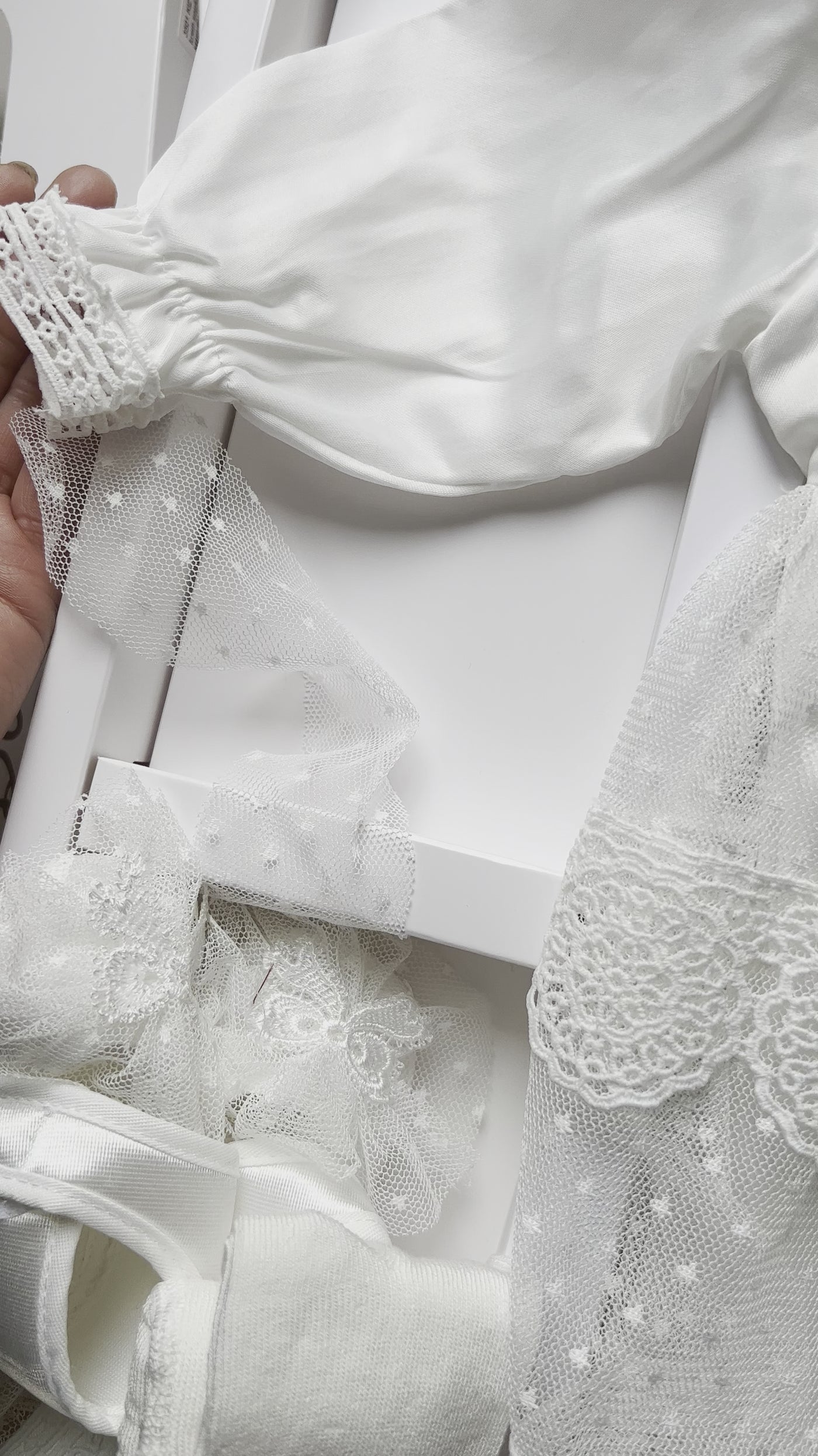 Giulia - Coffret robe blanche bébé 100% coton avec chaussons et chapeau béguin pour baptême