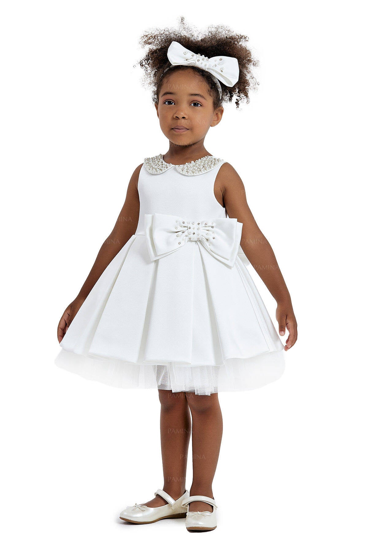 Emma - Robe blanche en satin pour bébé avec col orné de perles pour anniversaire