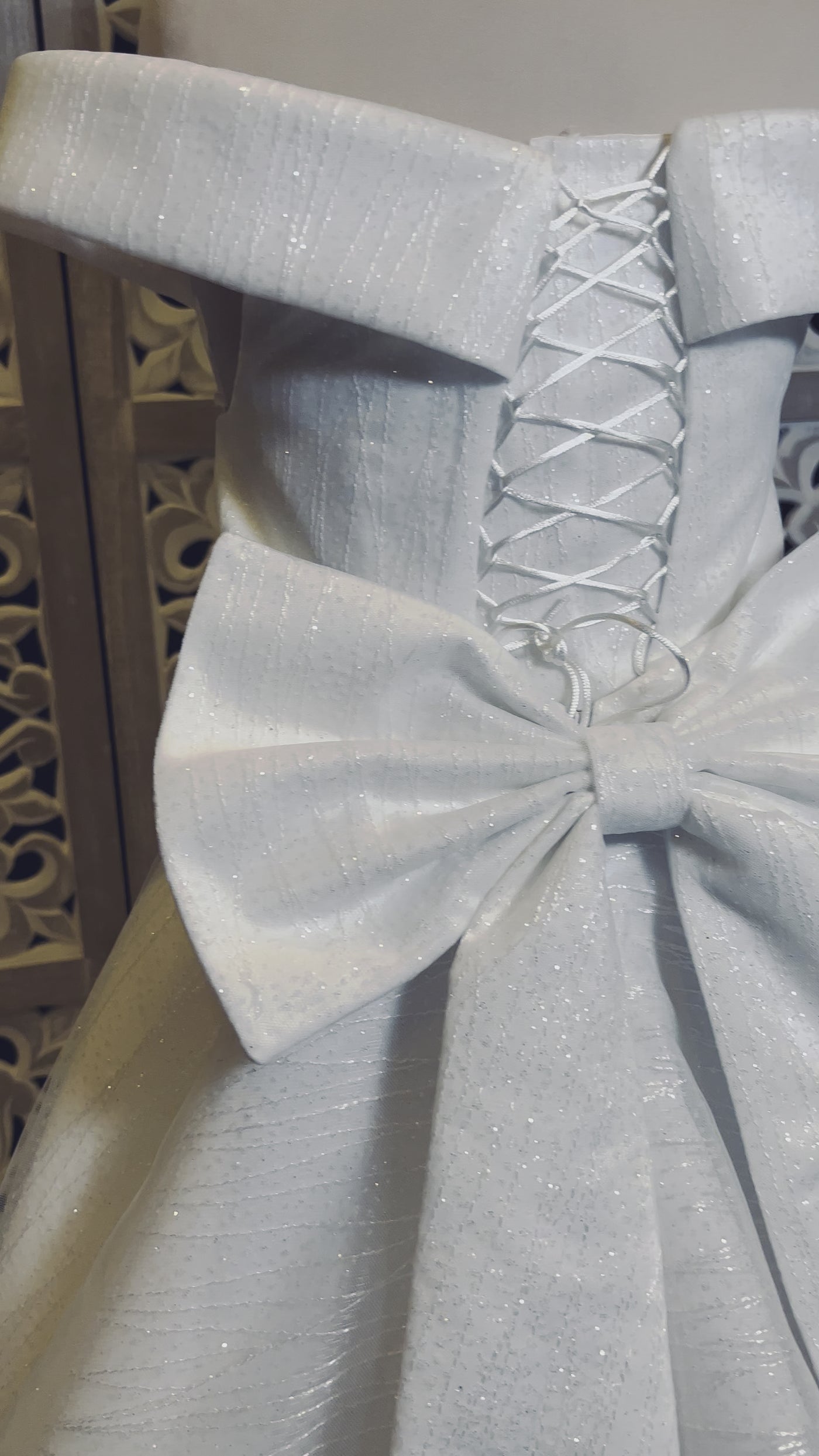 Angelina - Robe blanche en tulle à paillette perlée pour fille d'honneur