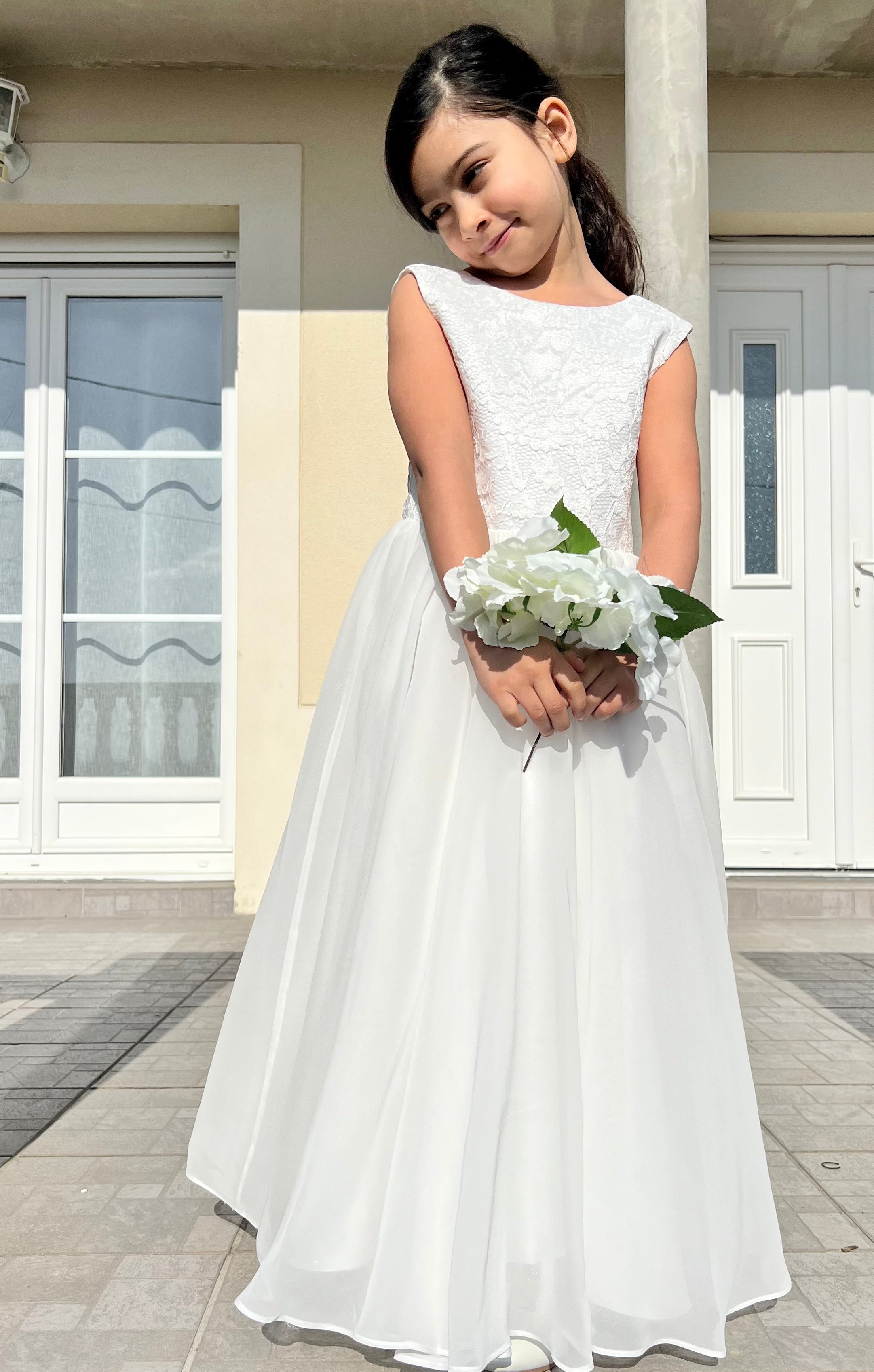 Ava - Robe blanche de cérémonie fluide avec dentelle 