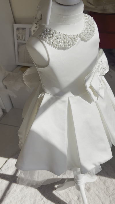 Emma - Robe blanche en satin pour bébé avec col orné de perles pour anniversaire