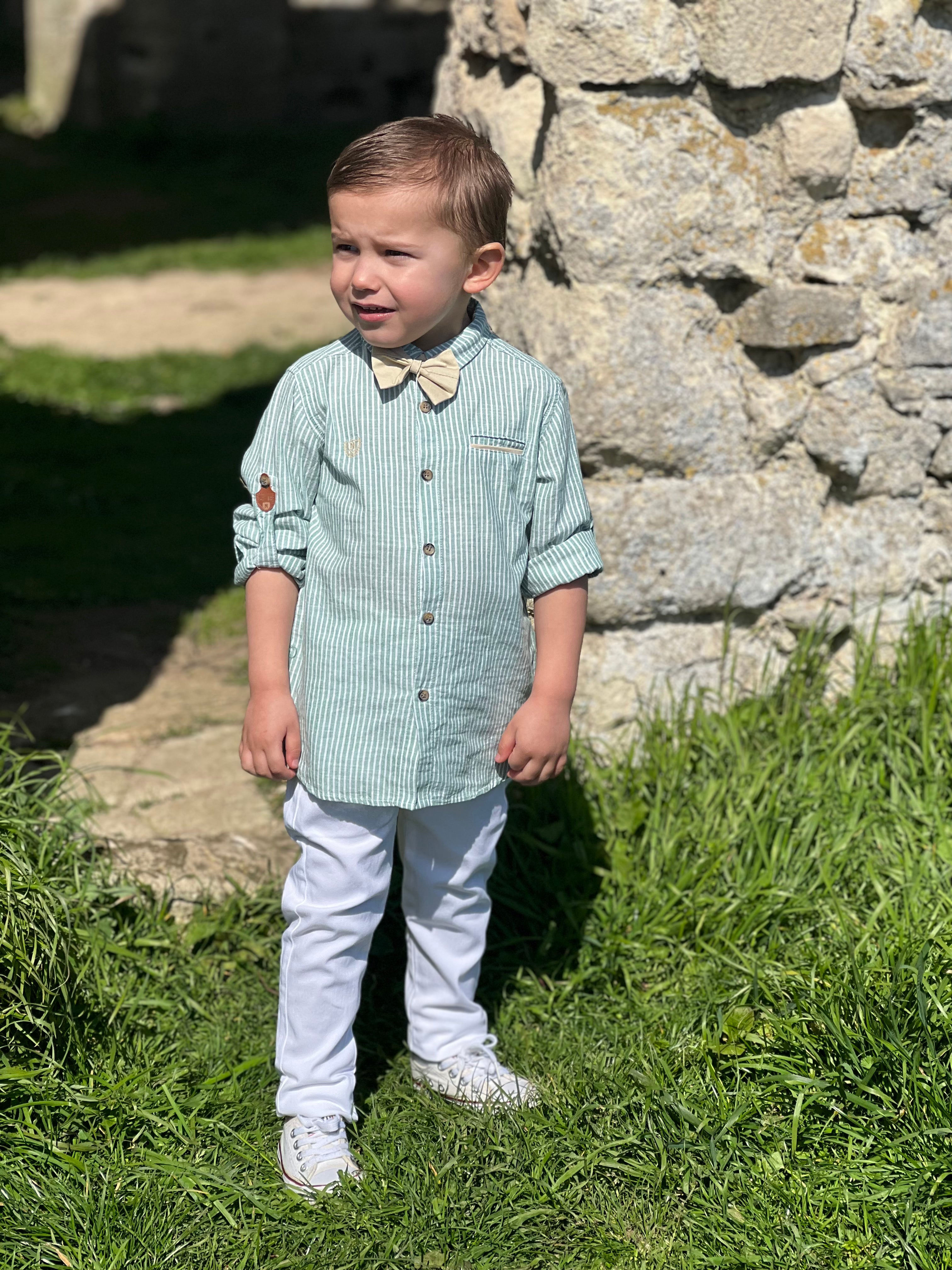 Timothée - Chemise vert pastel à rayures blanches pour garçon avec noeud de papillon beige