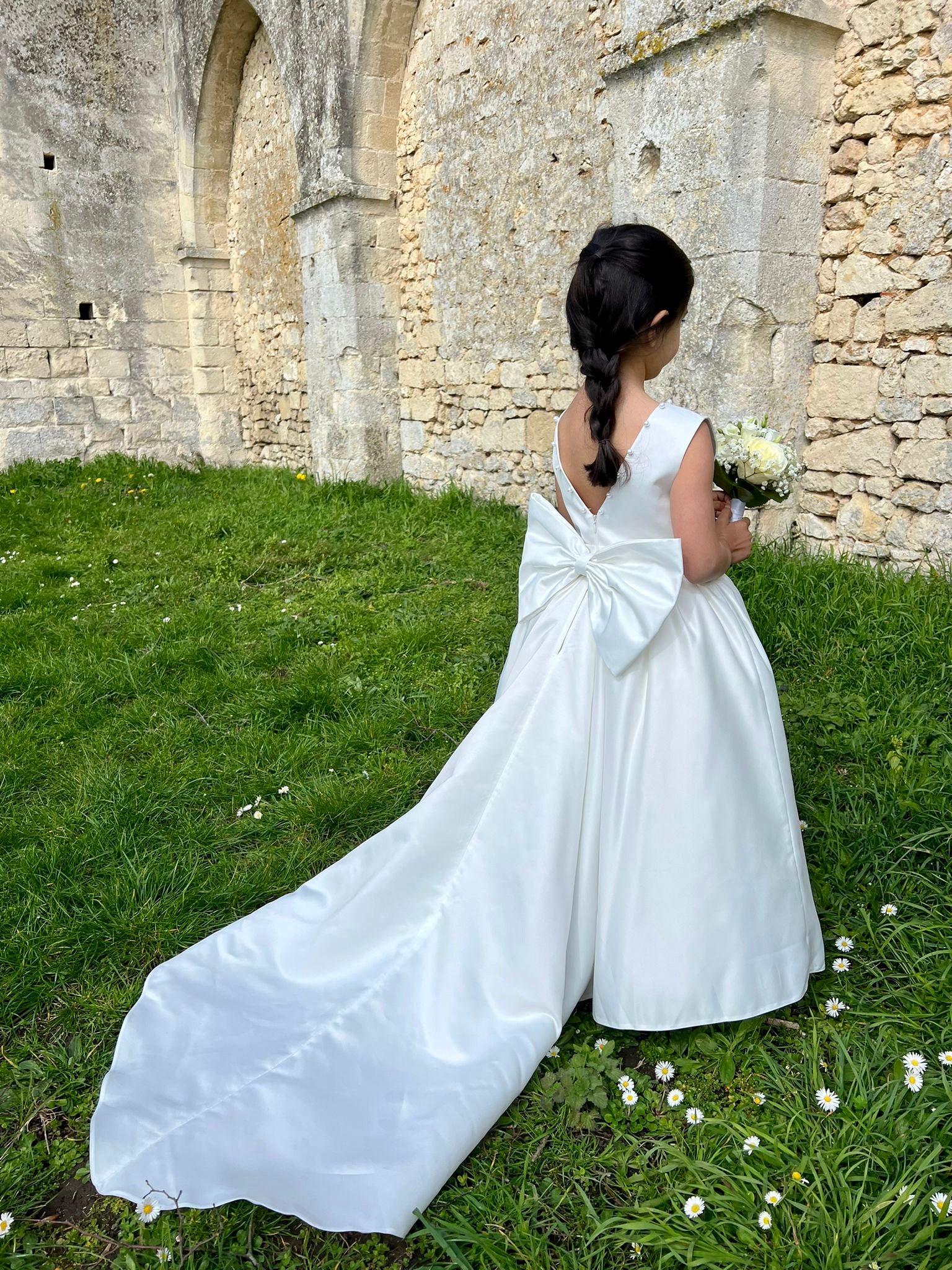 Sofia - Robe blanche en satin avec perles pour mariage, baptême ou communion avec traîne