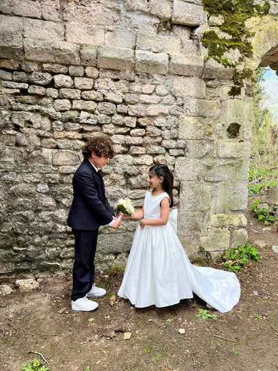 Sofia - Robe blanche en satin avec col en perle pour communion, baptême ou mariage avec ou sans traîne