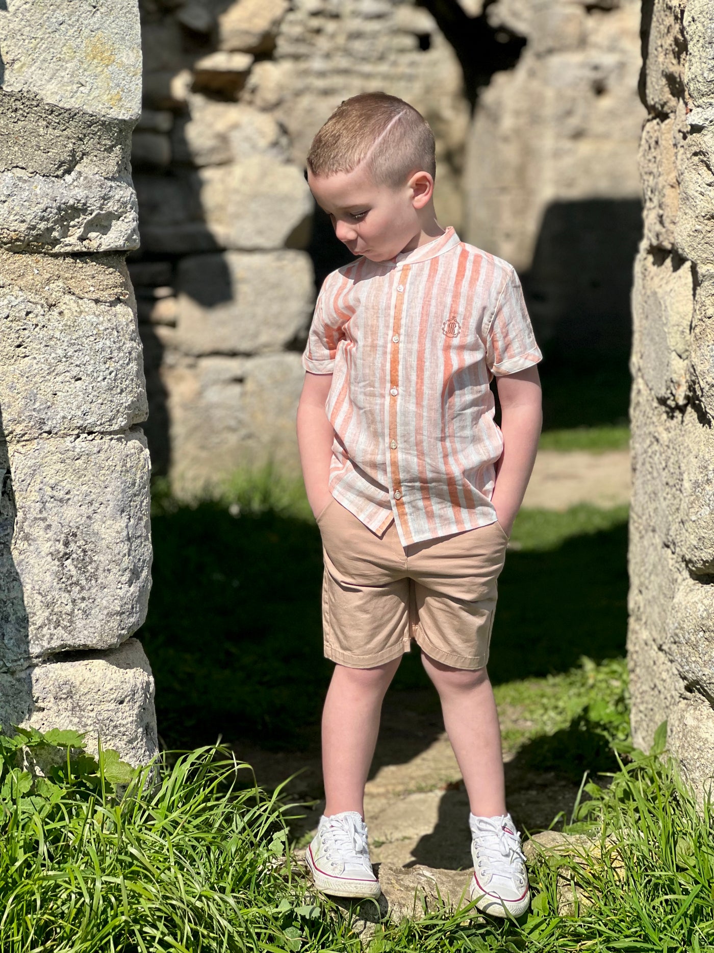 Nino - Ensemble champêtre garçon chemise à rayures roses à manches courtes col Mao et bermuda beige