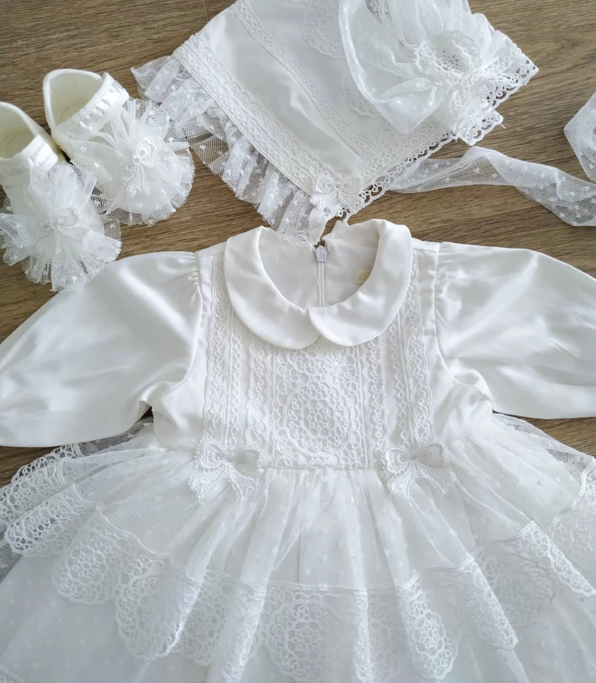Giulia - Coffret robe blanche bébé 100% coton avec chaussons et chapeau béguin pour baptême